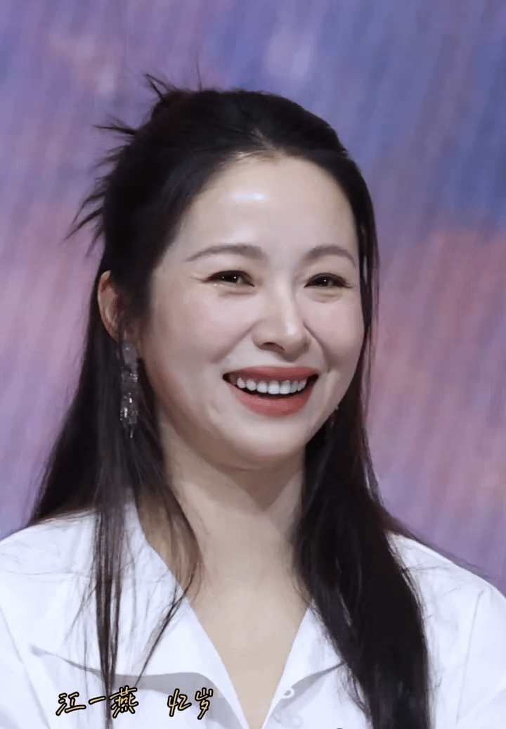 江一燕身上那份清高没有了
经过了几年低迷期
感觉面相都变了

42岁真的和普通人
