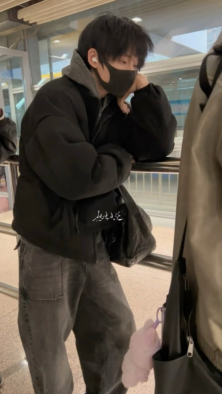 演我早起余宇涵赶早班机困懵了余宇涵出发贵阳音乐节路透 ​​​