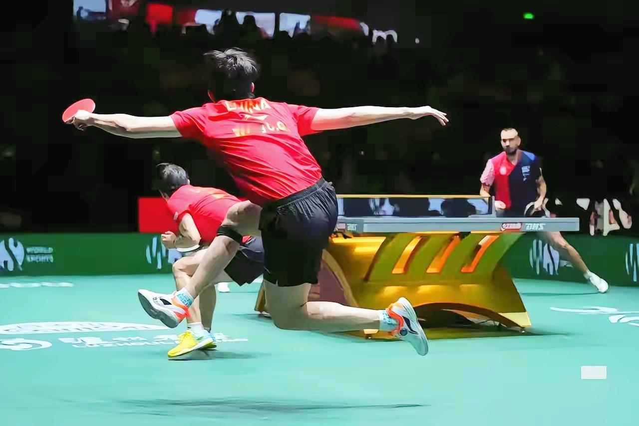 “莎头组合”的默契度太高了！
莎莎一弯腰，一低头
楚钦就心领神会，大鹏展翅，上前