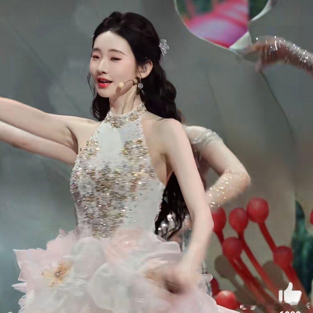 张艺凡花神降临 张艺凡今天的舞台造型太仙了，白色花苞裙把她清冷气质完全激发出来，
