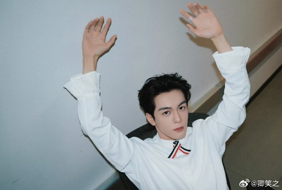 曾舜晞回应下部戏拍什么 曾舜晞太帅了。他秉持专业态度，力求每一个选择都能呈现最好