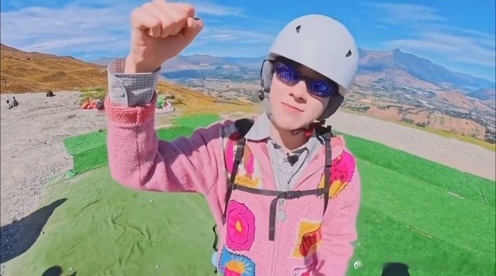 刘宇宁怕高但勇敢挑战滑翔翼刘宇宁挑战精神 刘宇宁对水的恐惧是有原因的，小时候溺过