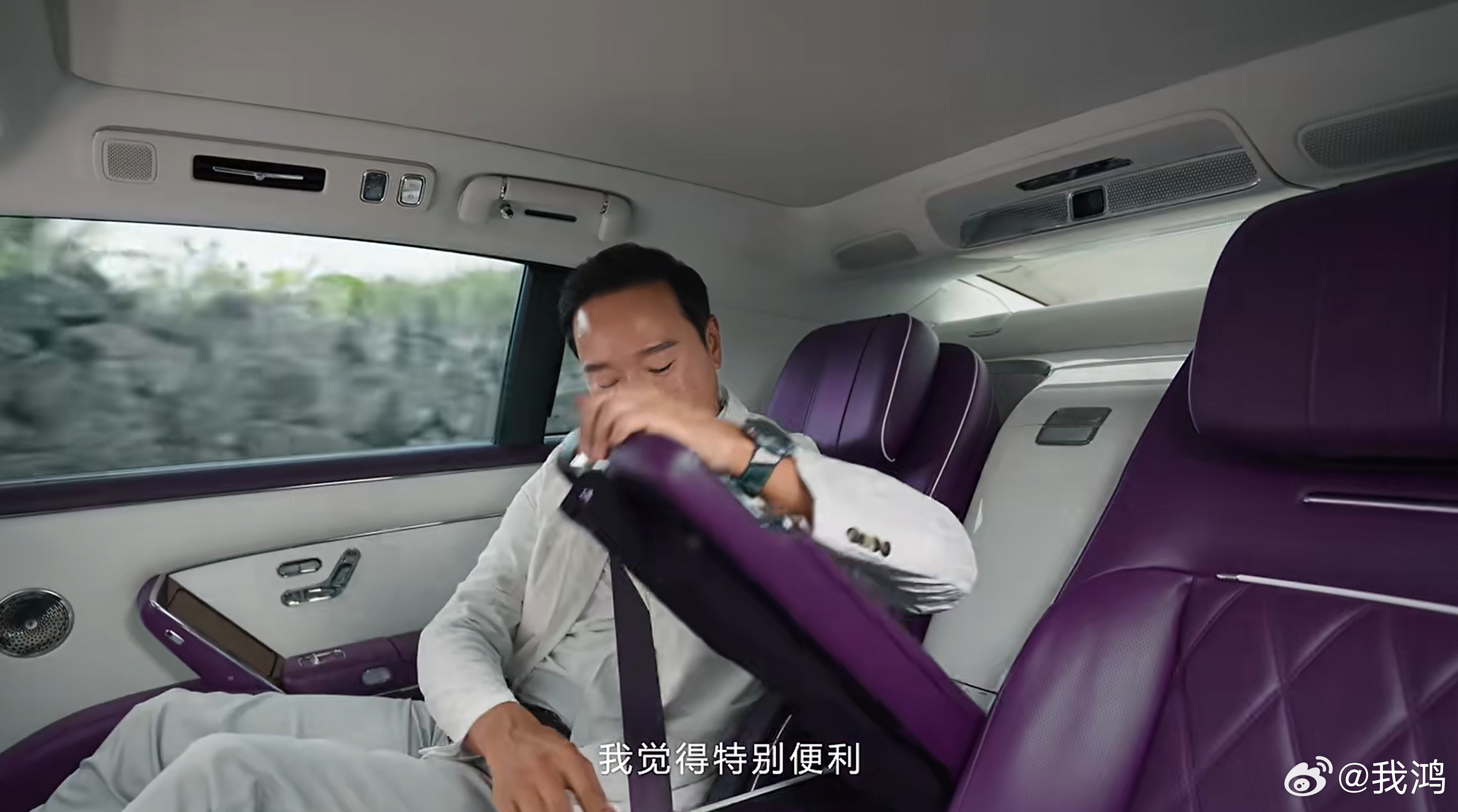 观澜湖集团副主席朱鼎耀，最喜欢尊界S800的小桌板，觉得很舒适很方便。