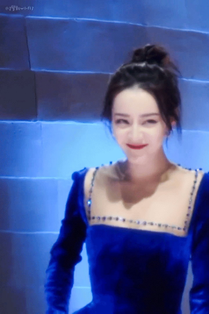 美人娇嗔 