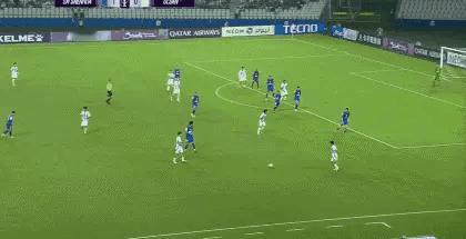 丢球了！蔚山HD进球，场上比分变为1-1。
今晚的亚冠精英赛第二轮，上海申花主场