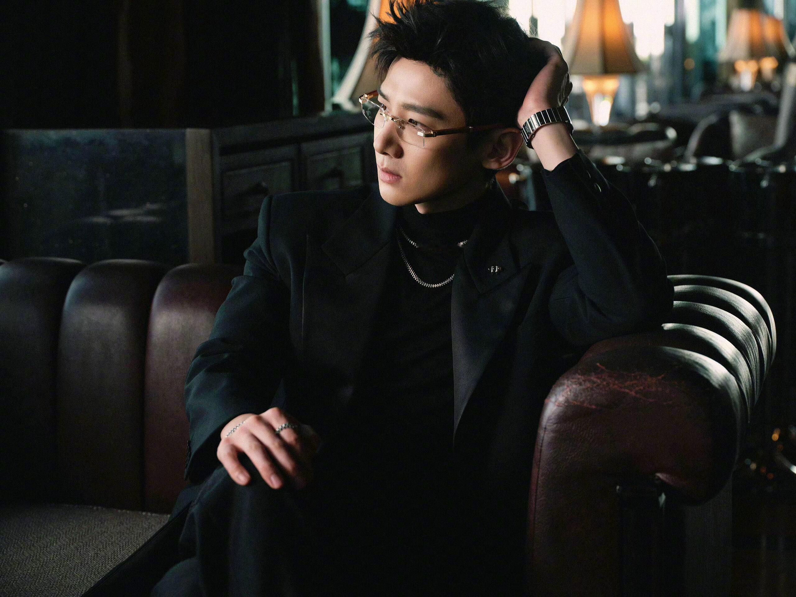 白敬亭 x Cartier白敬亭卡地亚南京圣诞点灯活动造型，完全是总裁级别的。全