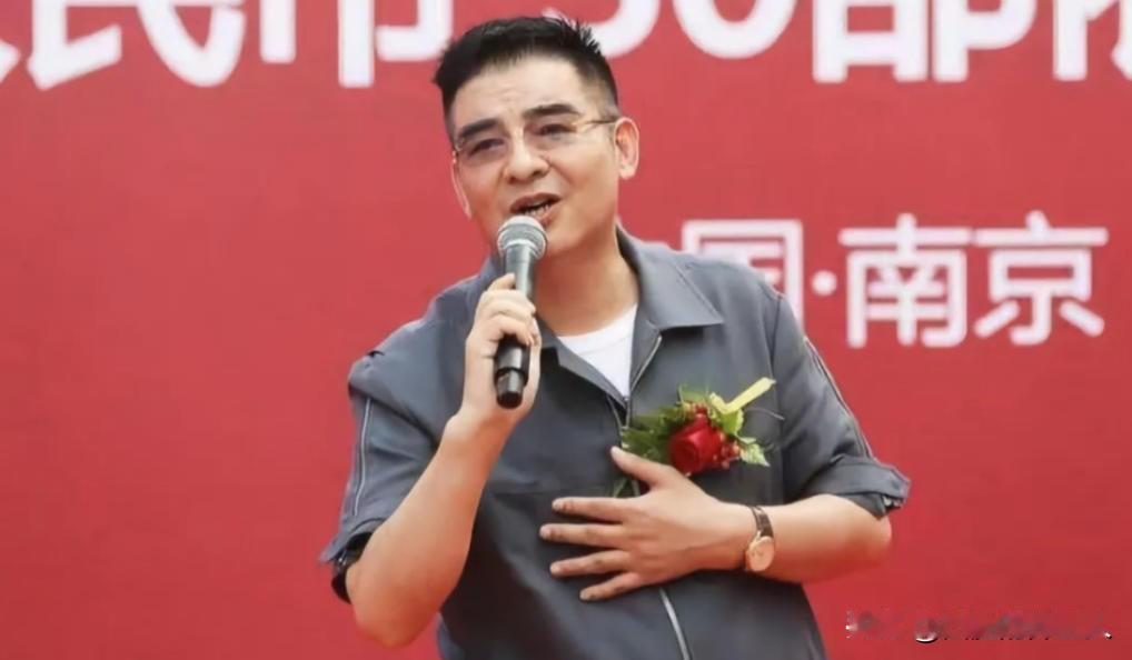 2020年，陈光标在南京工商银行取了2000万现金，装了9麻袋，又买了30辆依维