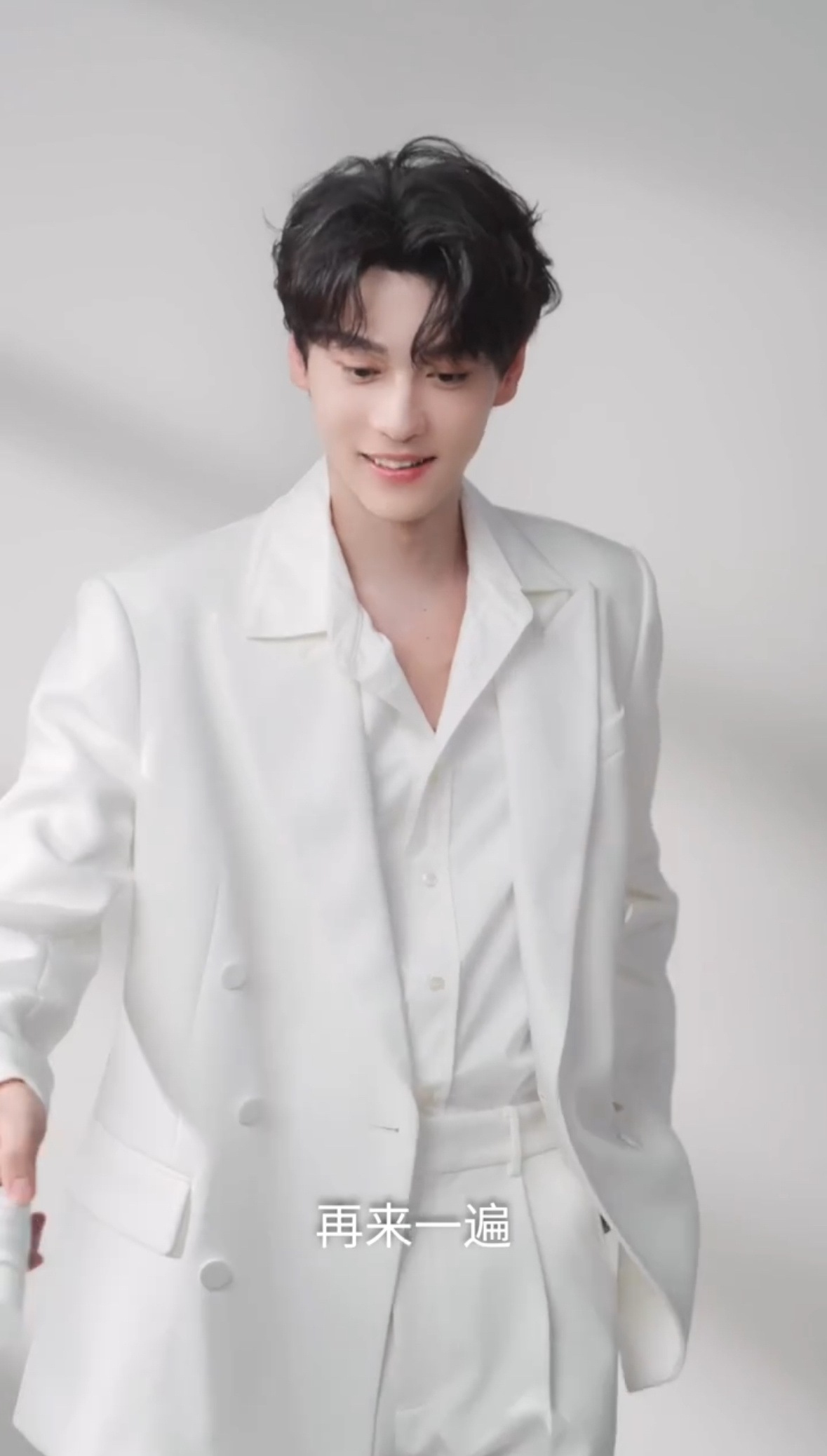 笑得好甜呐！！！all white好干净好纯的小男孩，再来好多遍也没关系的哥哥