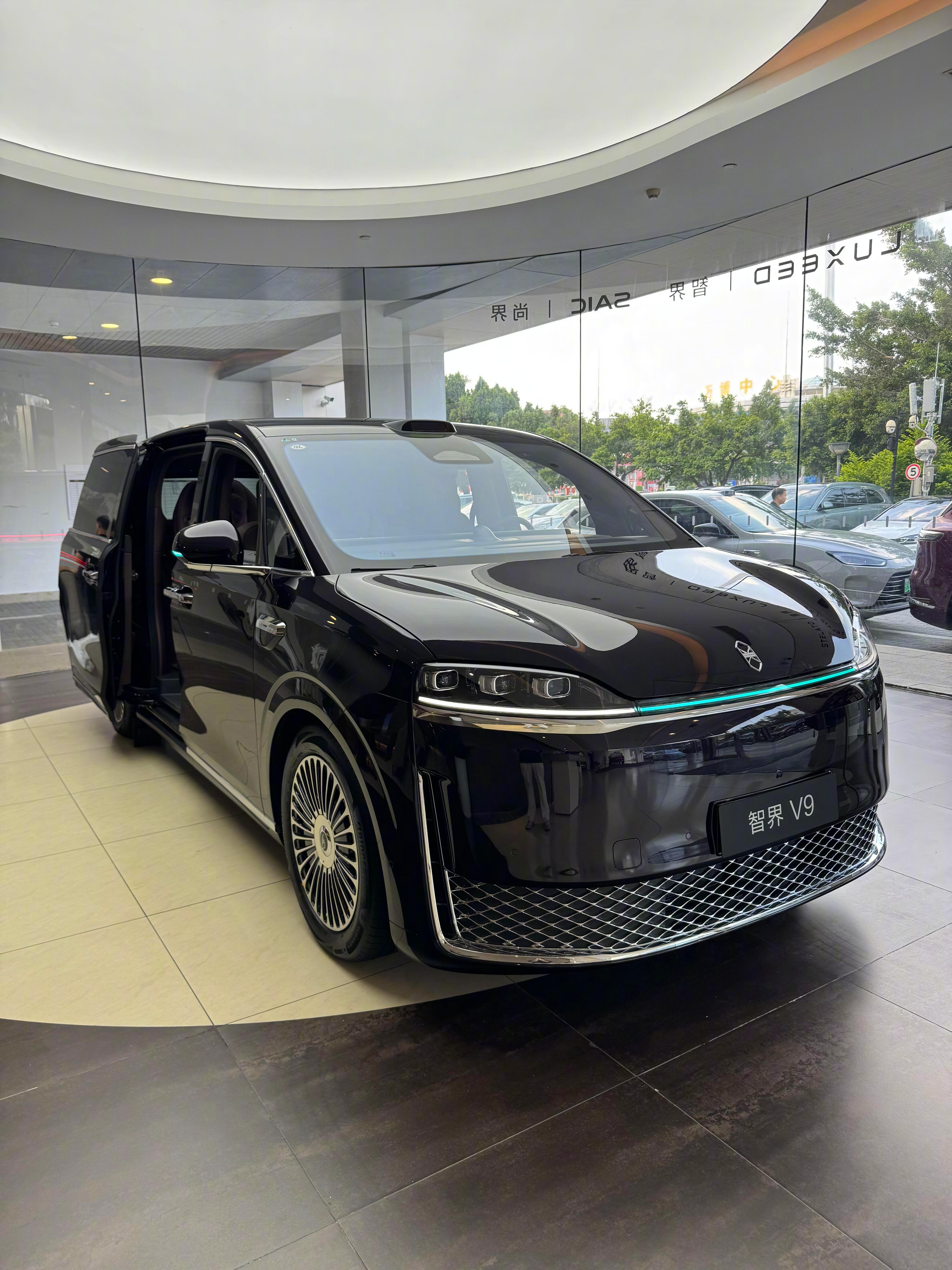 鸿蒙智行首款旗舰MPV，二排双零重力座椅能180度对坐，±7°主动后轮转向，全车