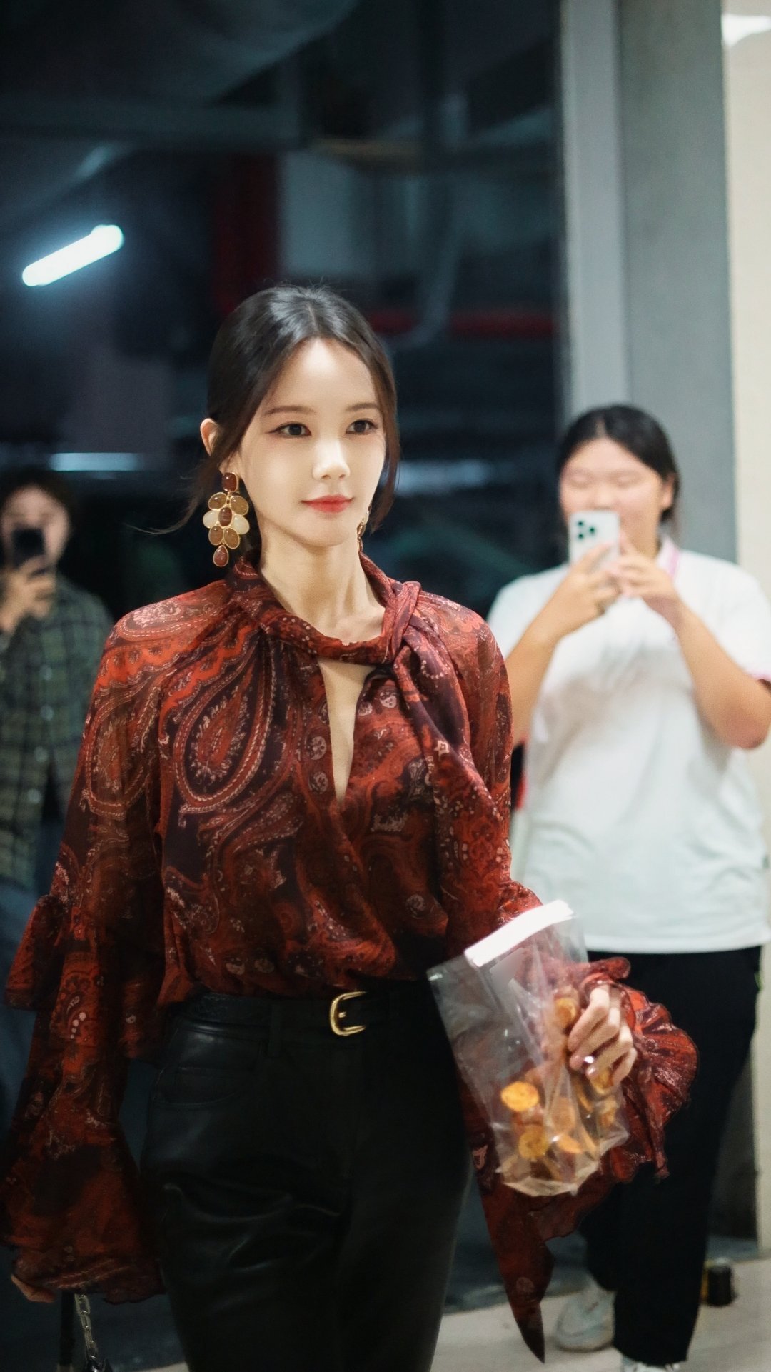 李一桐今天是港风姐姐[哇] 酷酷飒飒的余梦 期待美人余 ​​​