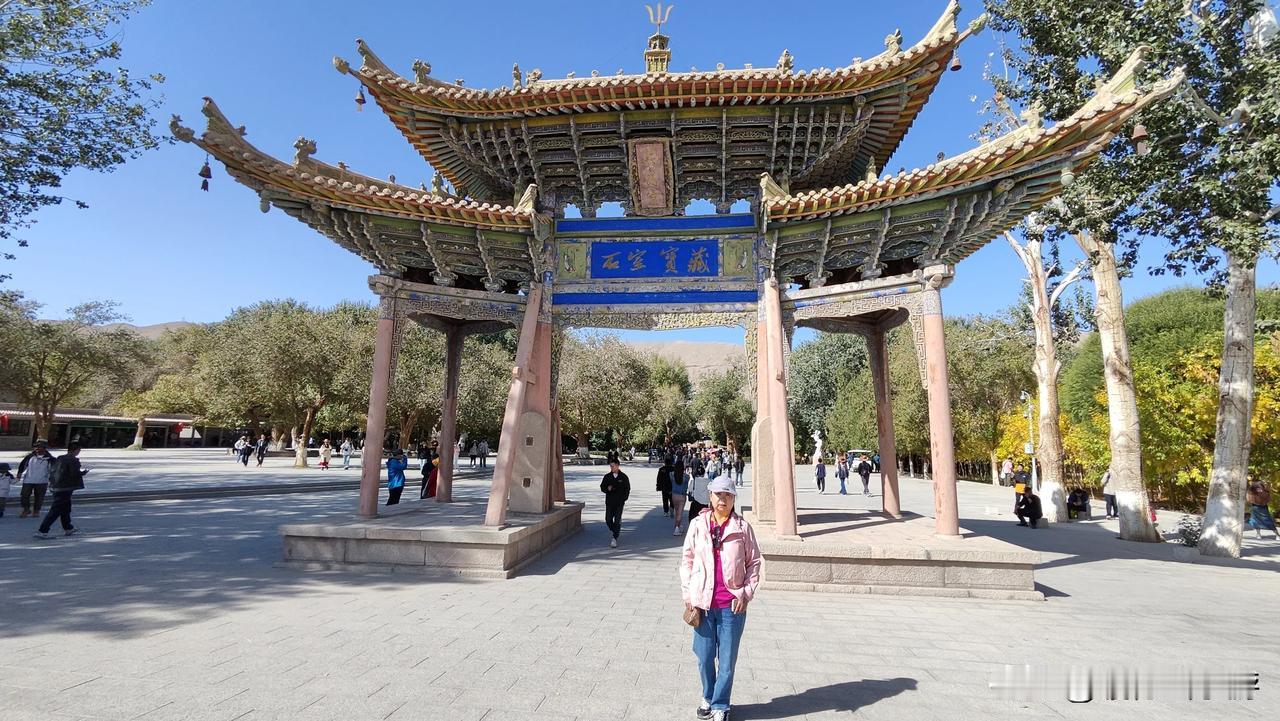 北京西部自驾第二十九天甘肃
今天从瓜州出发一个多小时一路畅通到达了敦煌莫高窟，节