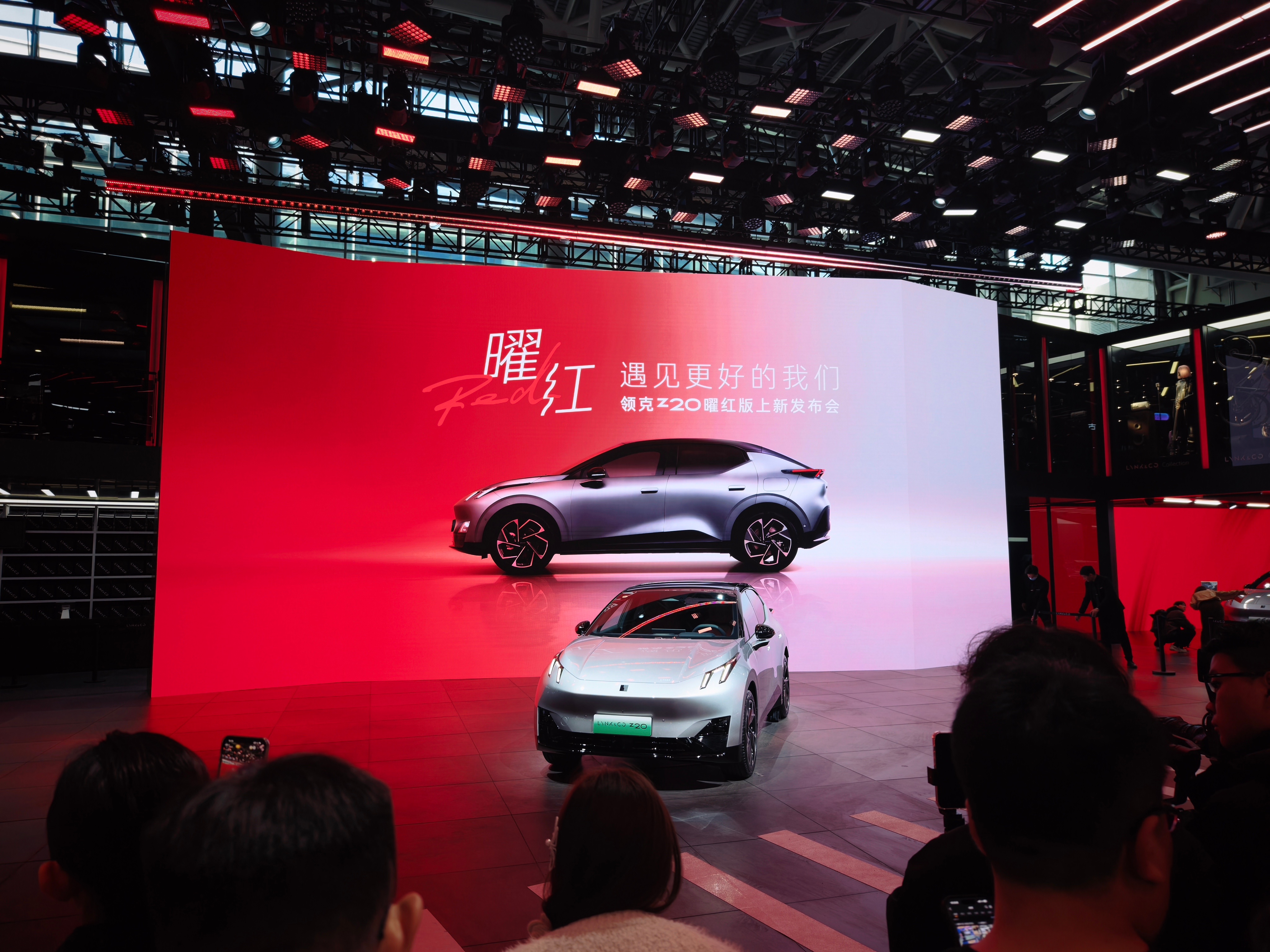 领克 Z20 曜红版在2025广州车展上市了，给大伙简单划一下重点～驾控方面，搭
