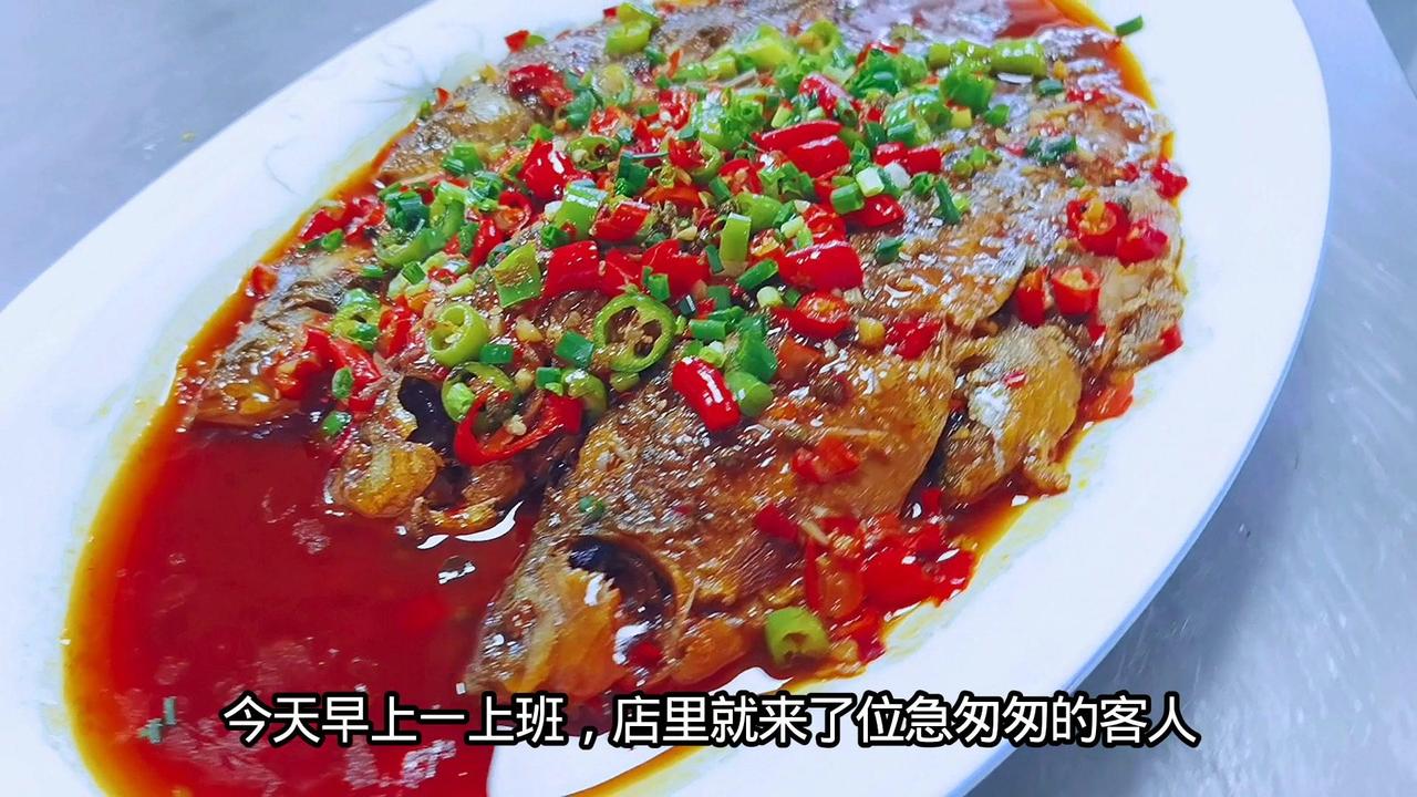 先处理鱼：师傅把鱼倒进热油里炸，油花四溅时他不慌不忙，炸到表面微焦才捞出来控油。