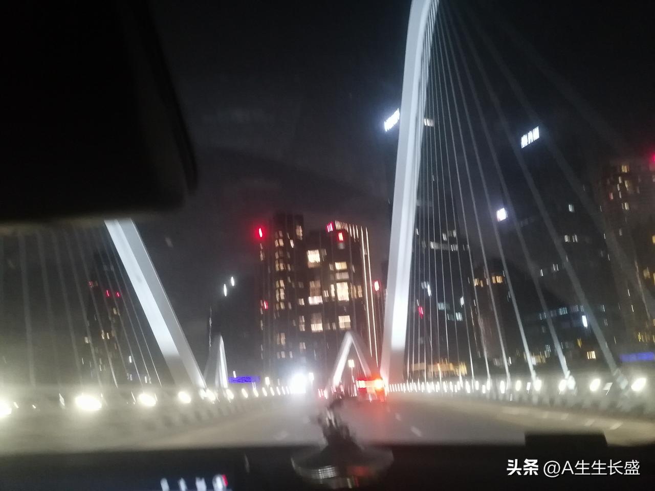 通过一座悬索大桥，周边灯光非常耀眼绚烂！