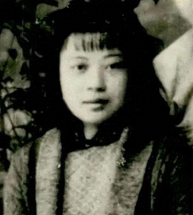 1945年，日军轮奸了黄美英，紧接着在她的下身灌入辣椒水，割去了她的双眼和双乳。