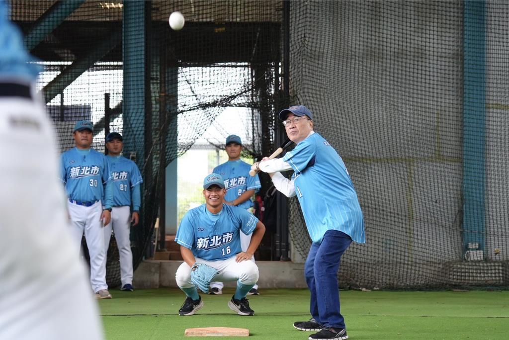 6月11日，国民党新北市长参选人李四川在新北市代表队领队蔡明堂、棒球委员会执行长