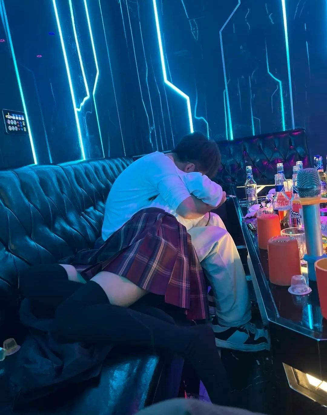 唱歌遇到这种人真的很想把他们叉出去…..[笑cry] 