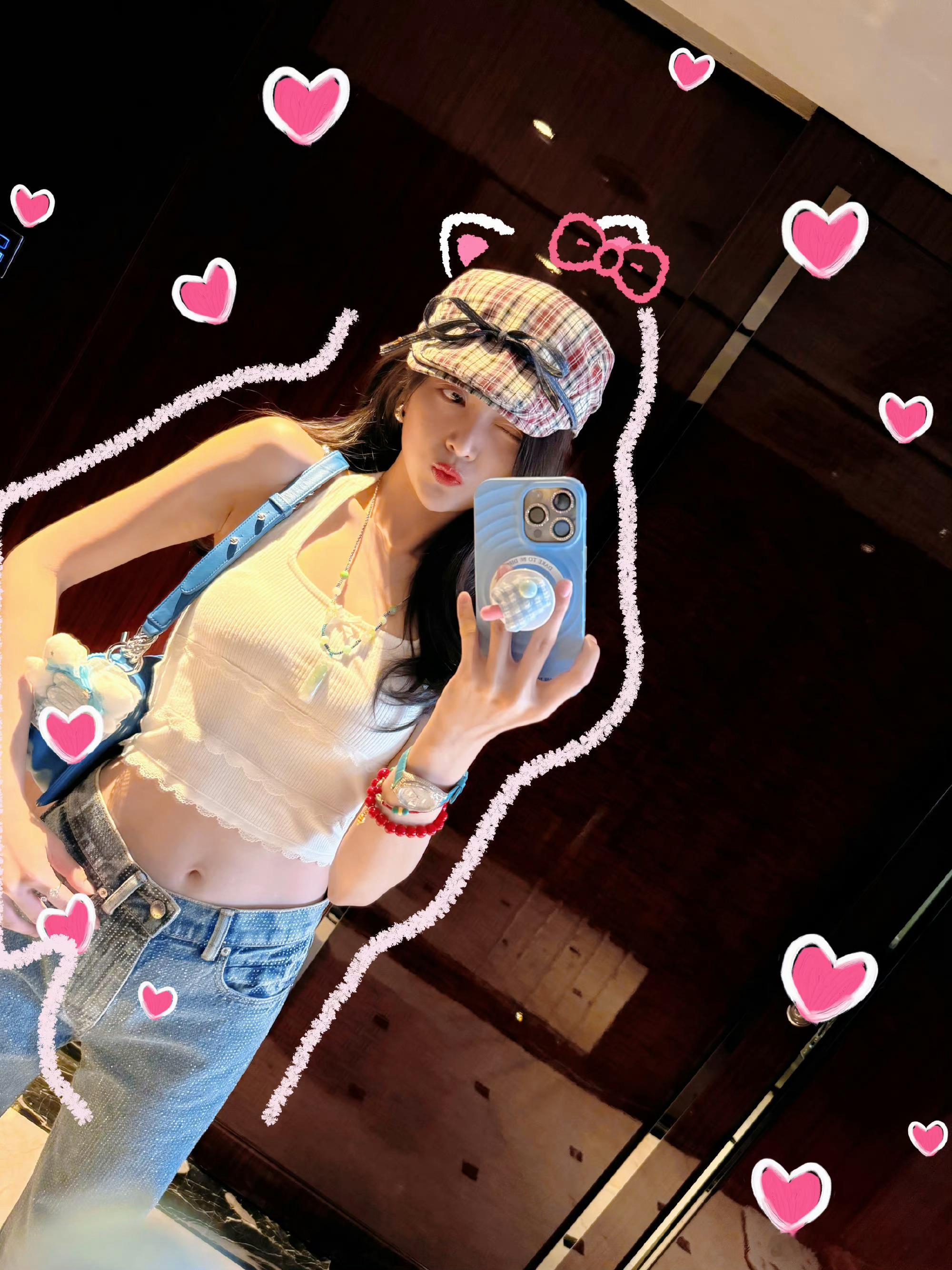 吴宣仪晒私服对镜拍，彩色涂鸦增添了一份俏皮感，咱就是这个腰谁看了不羡慕啊[泪] 