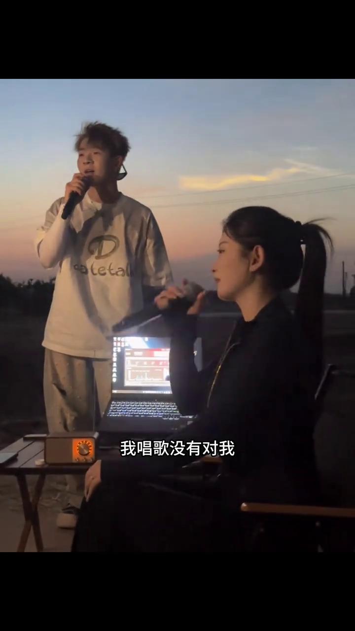 我唱歌没有对我好，但我记得，可我快忘了。我们好像在哪见过，你记得吗？好像那是一个
