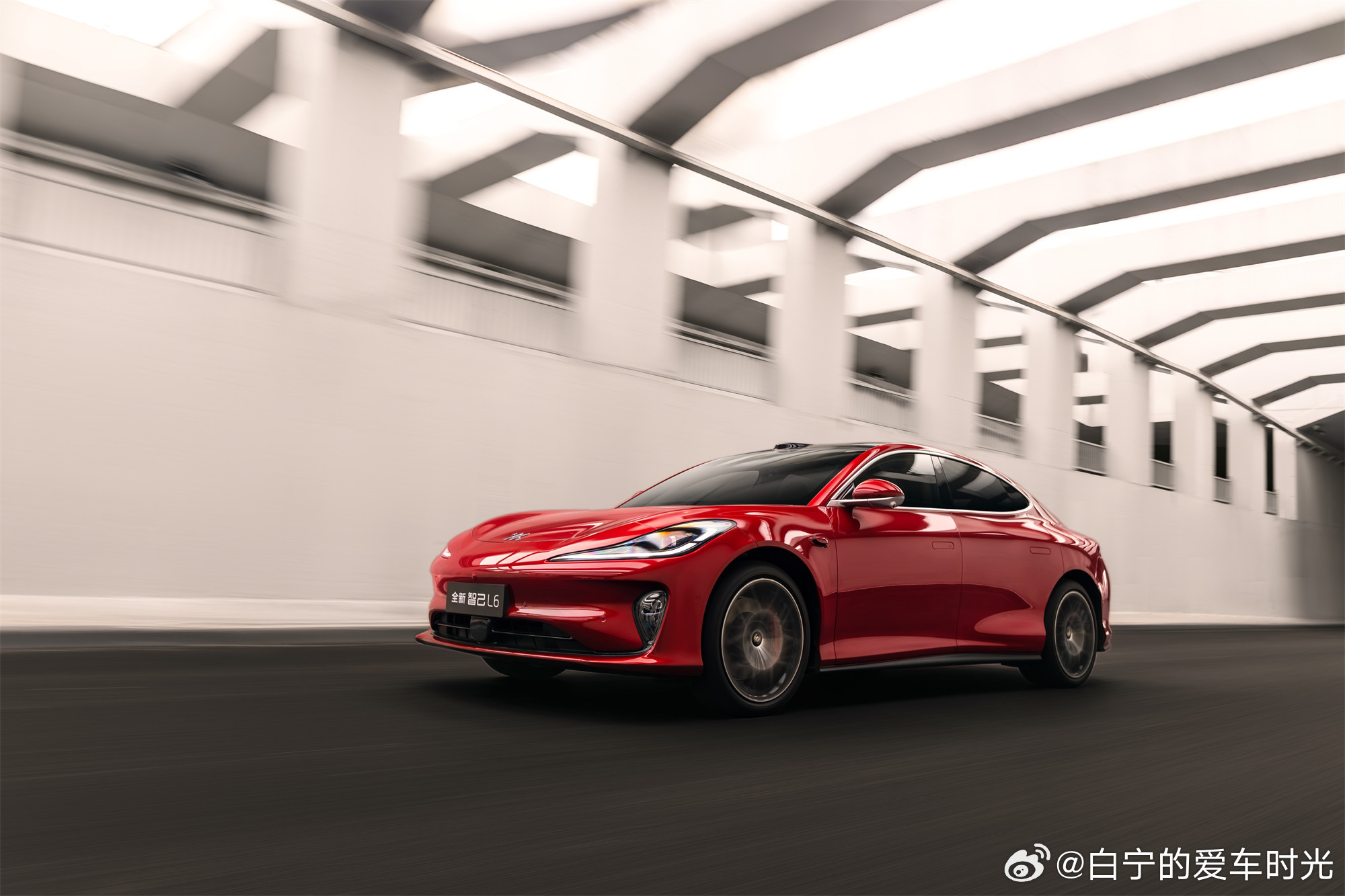 全新智己L6上市！权益价20.49万~26.49万！全系配备灵蜥数字底盘2.0，