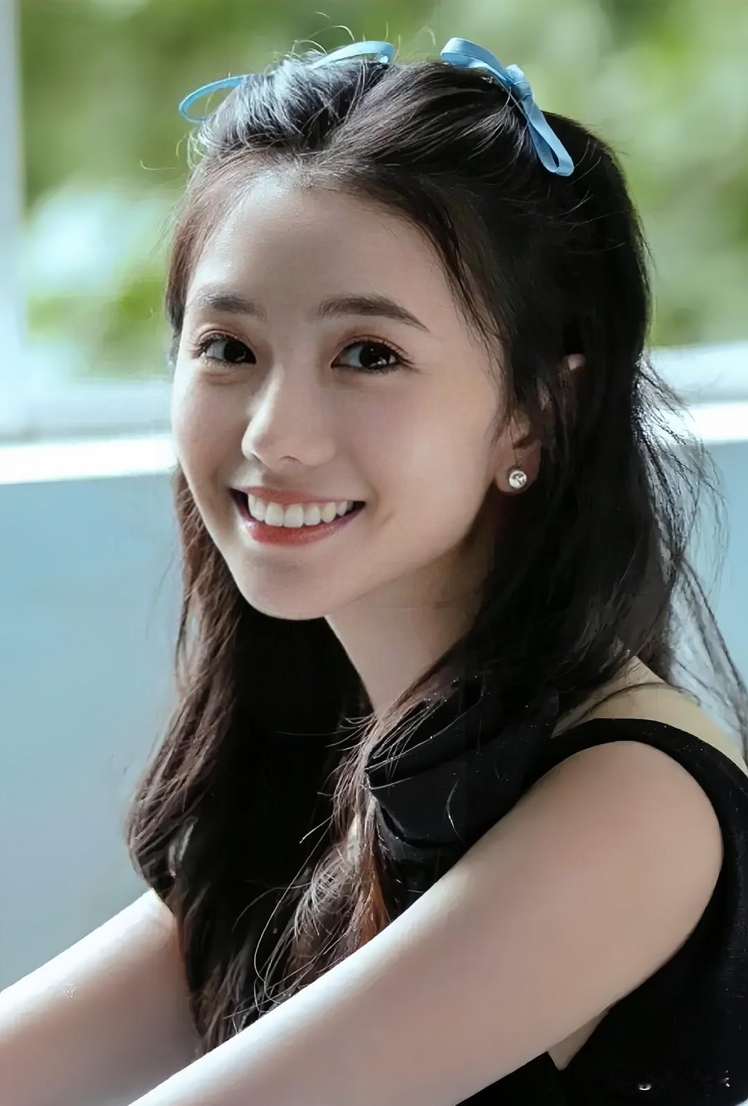 元气少女笑得好甜啊，蓝丝带点缀，清新自然！随手一拍镜头 自然甜系少女 自然元气少