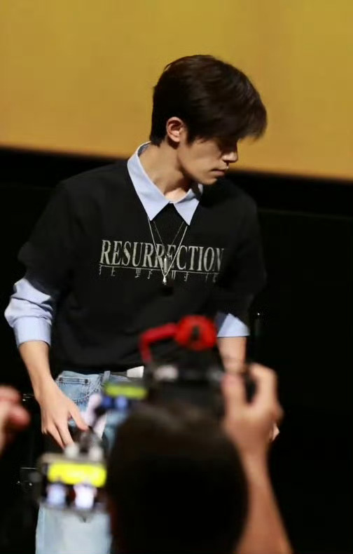 易烊千玺上海路演状态，易烊千玺黑蓝牛仔look，满分轻松chill感的千玺上线，