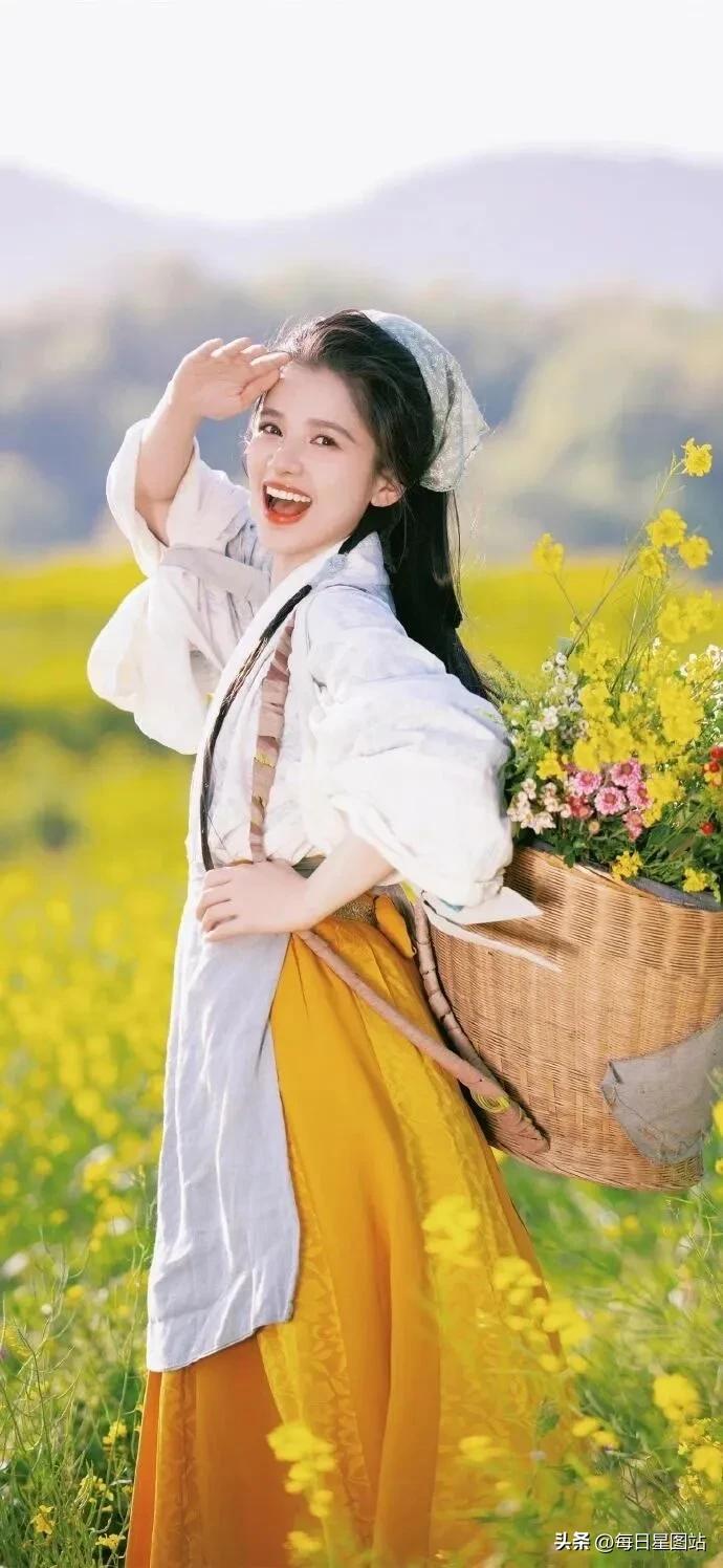 张婧仪高清写真鉴赏张婧仪看秀穿搭 张婧仪红毯走秀