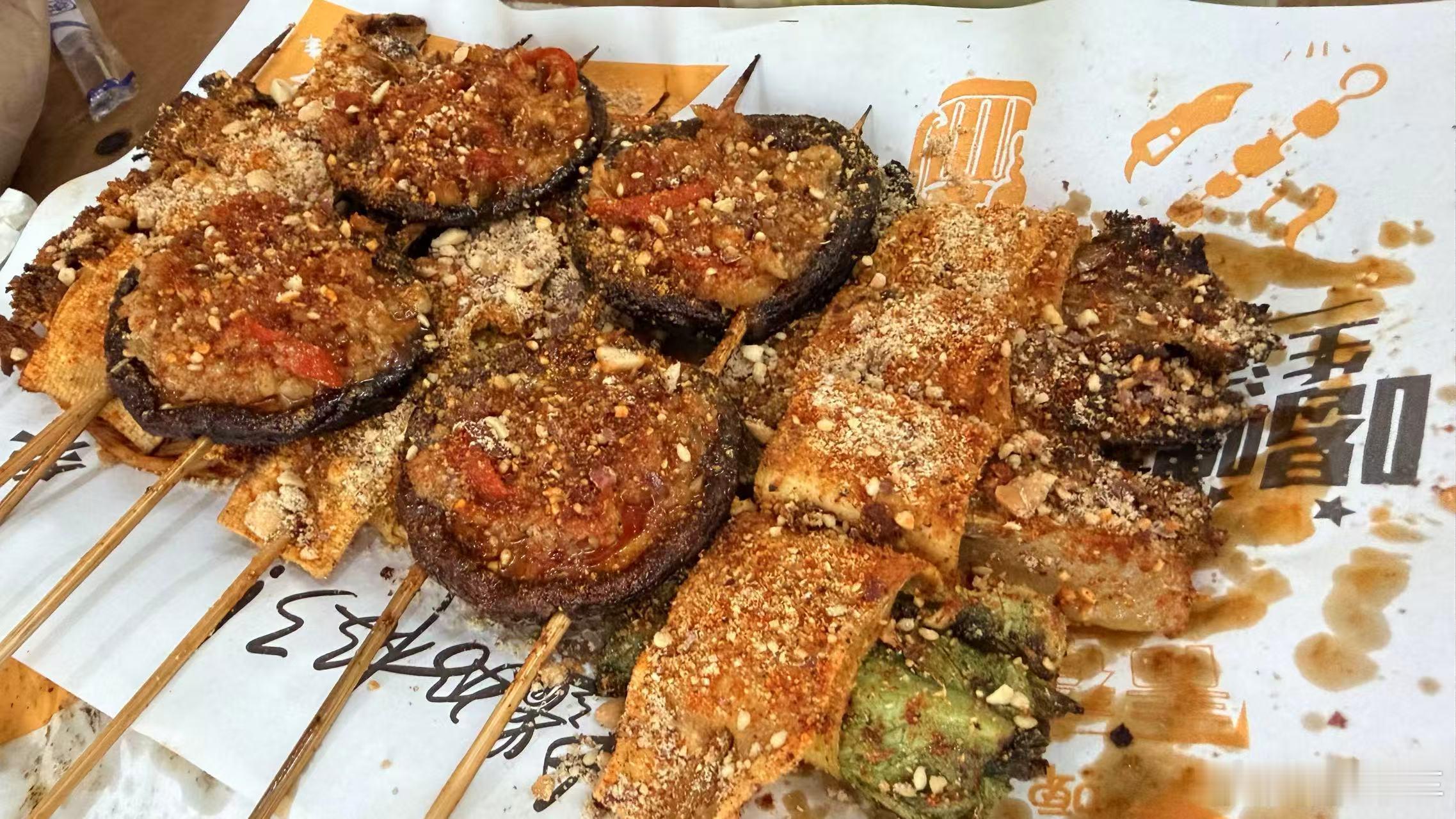 喀什的物价让我想起了我小时候在青海西宁的生活今晚吃的全是肉，羊肉，牛肉，太香了！