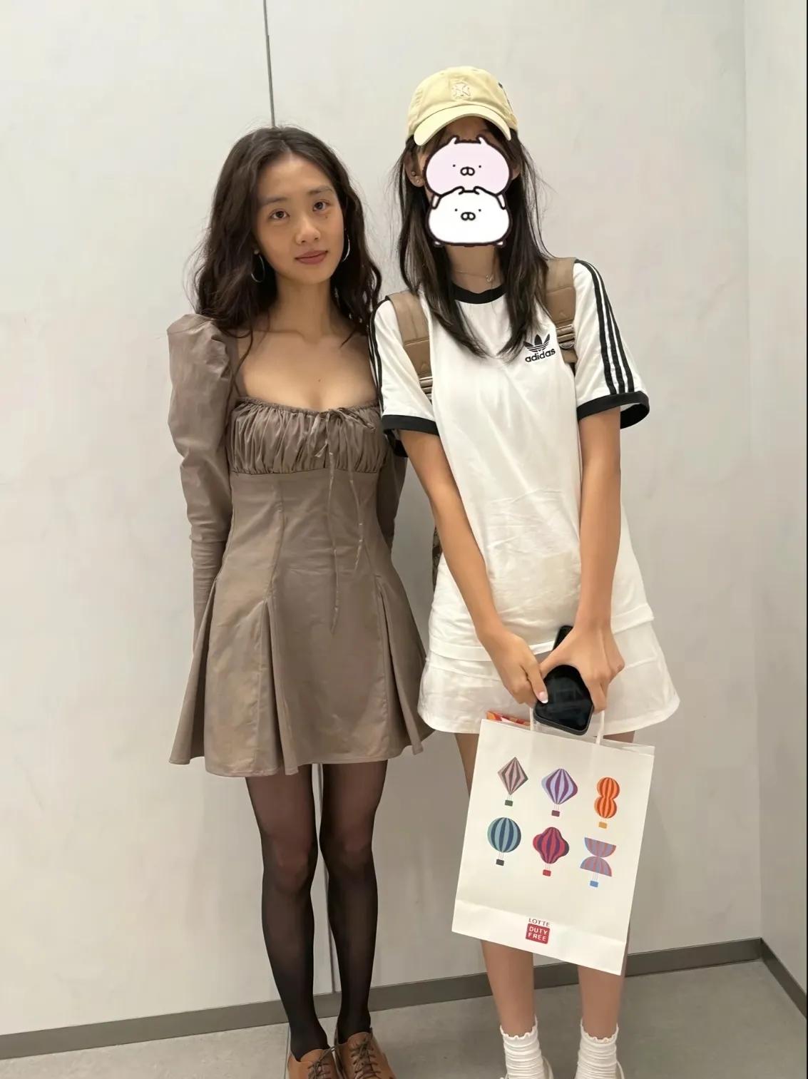 黄多多暑假逛街，她才19岁，但打扮有点儿太成熟了，一头长卷发，戴着大圆环耳饰，气