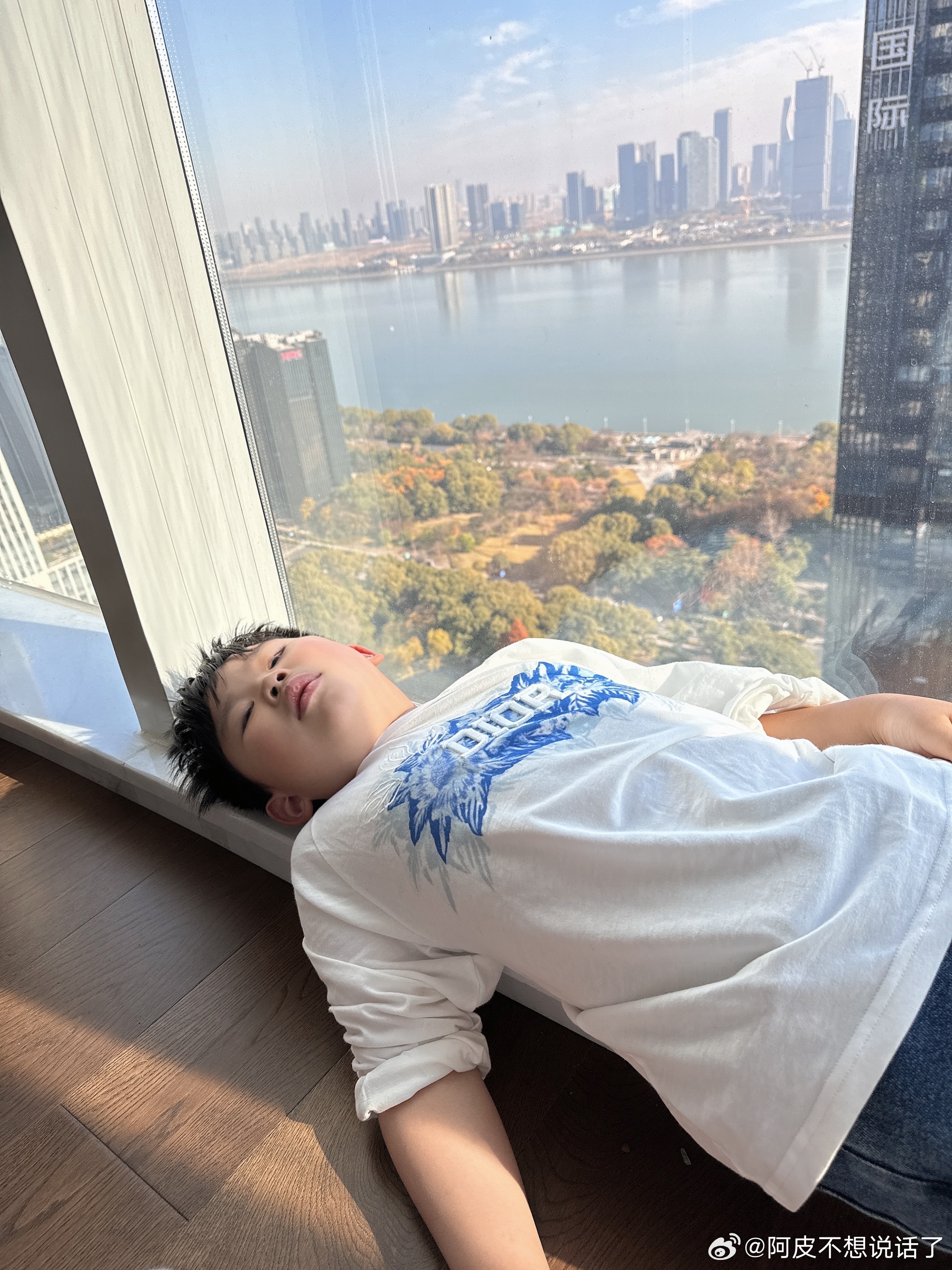 烧了几天都瘦了[笑cry]和老家合个影 后天就住新家去啦 这两天陆陆续续搬 ​​