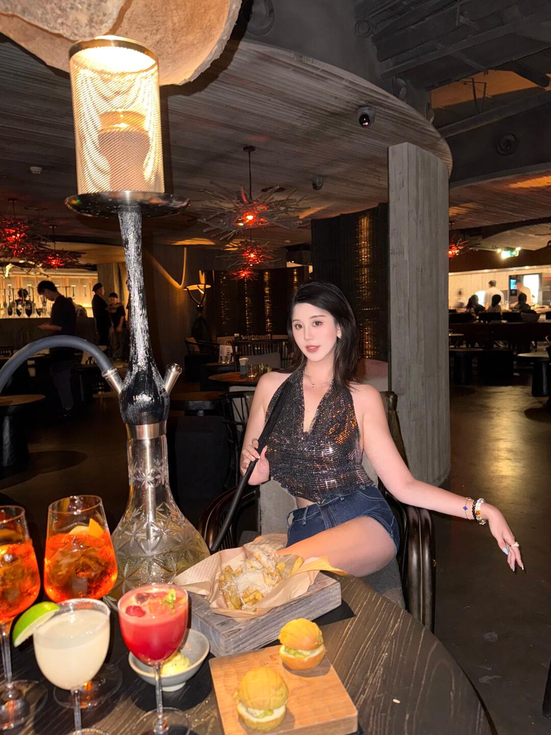 用Friday night开启美好周末吧🖤✨