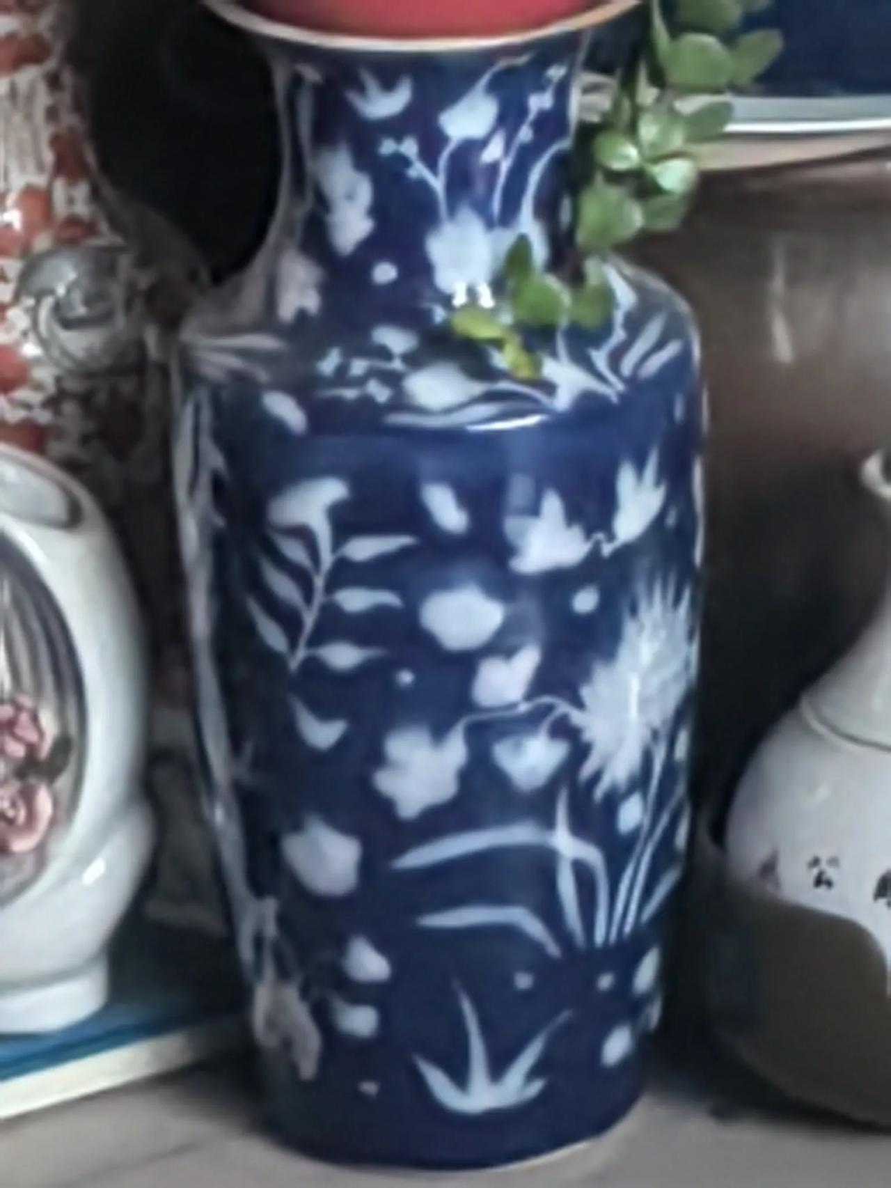 九几年大几百块钱买的瓶子，高四十厘米。因为喜欢摆在厅里。