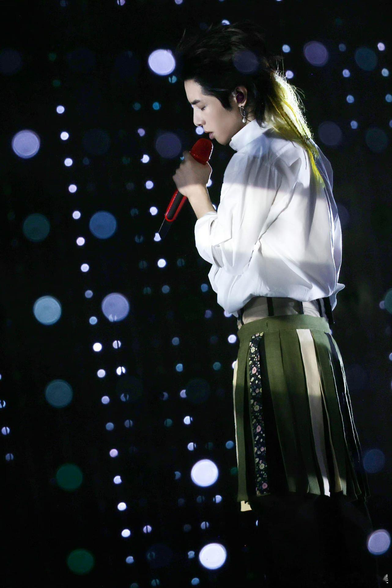 #华晨宇健身了吗#花花真的为了演唱会贡献了很多啊，这肌肉线条不知道受了多少苦，流