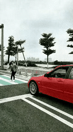 美女晨跑过斑马线的时候，被车子上下来的两个大男人追了上来，一左一右的架着，女子吓