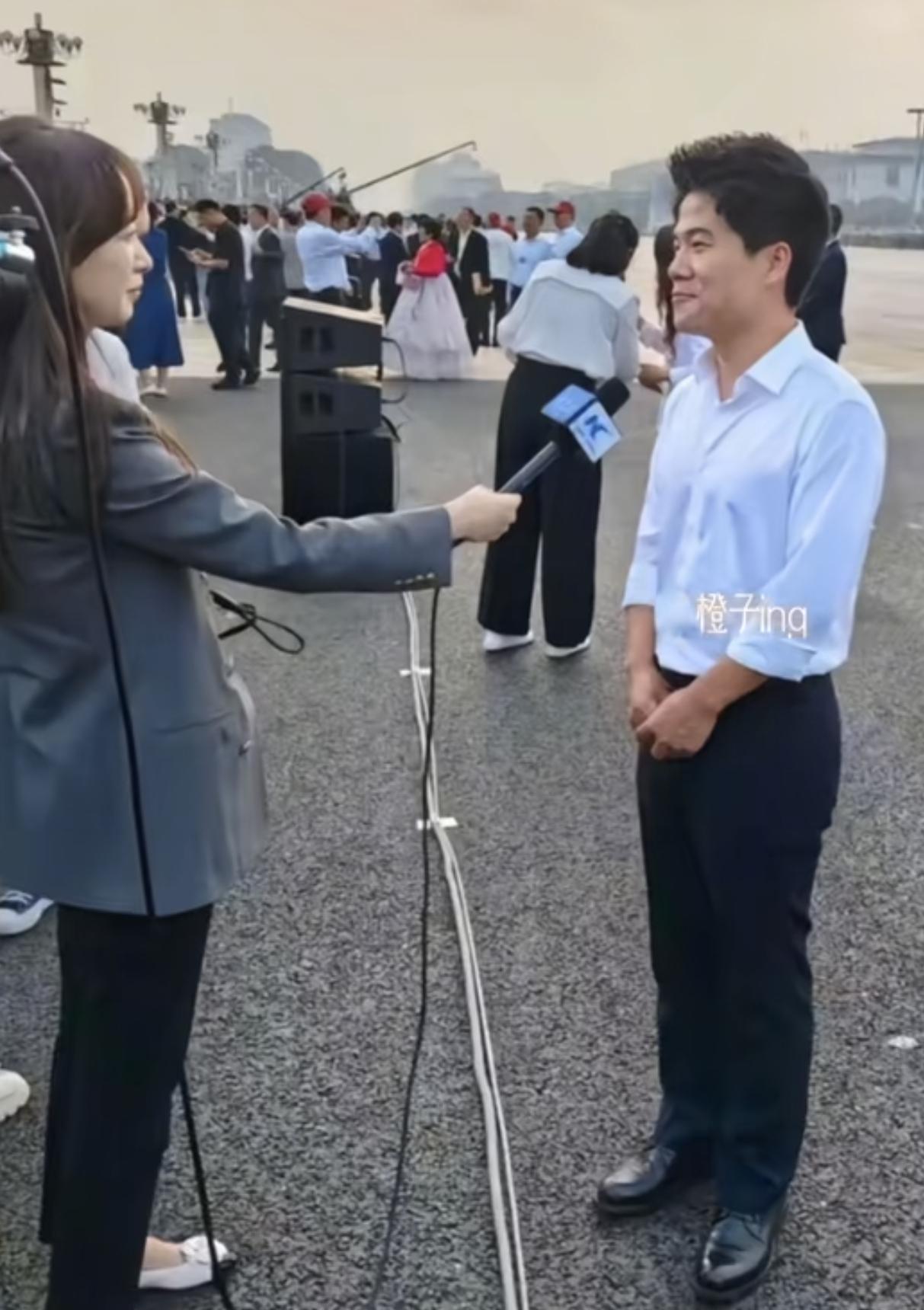 阅兵场上老朋友张扬采访董宇辉，这两个熟人怎么做到不笑场的，感觉董宇辉都要憋不住了
