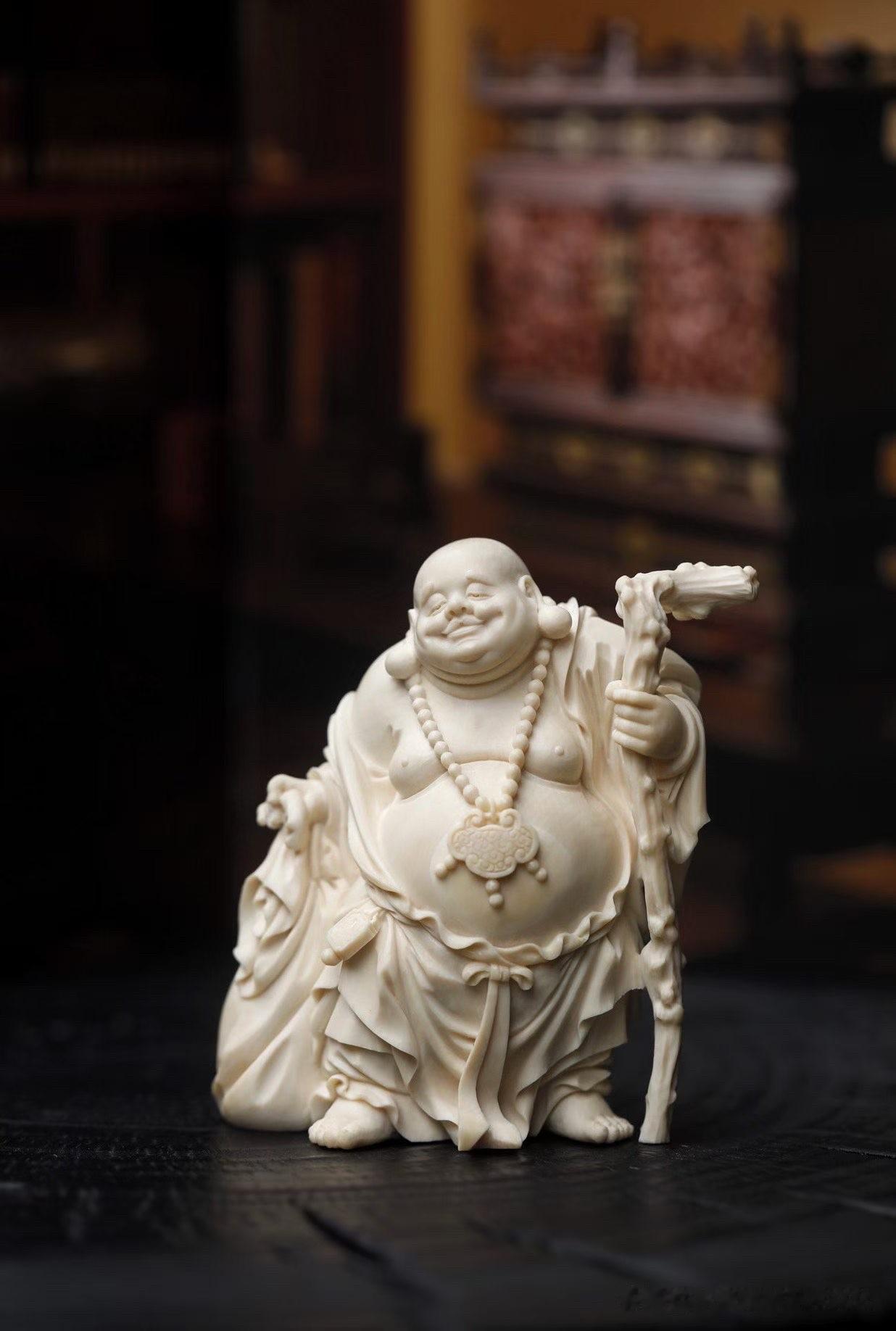 一尊布袋弥勒，一份自在心境。

整料猛犸手工精雕，笑容慈和温暖，福袋轻负肩头，禅