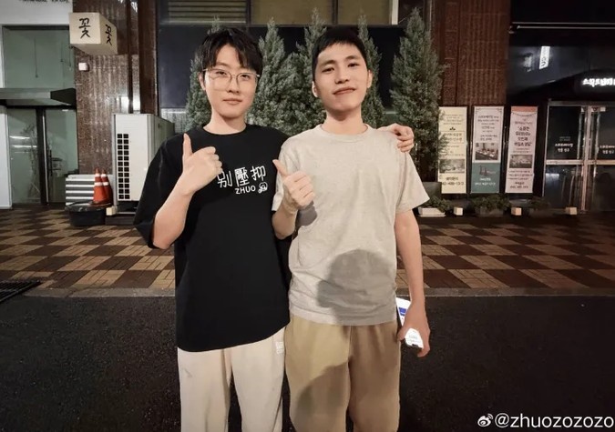 Zhuo晒和战马合影：时间过的真快，感觉这个人怎么变年轻了