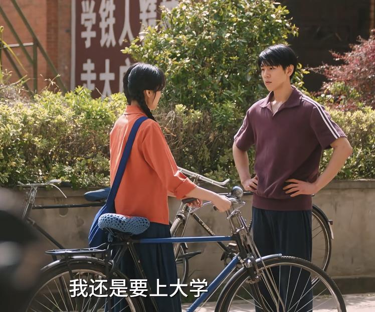 叶峰从来没有强颜欢笑的一面，要么真高兴，要么真生气，对人也是，要么真喜欢，要么真