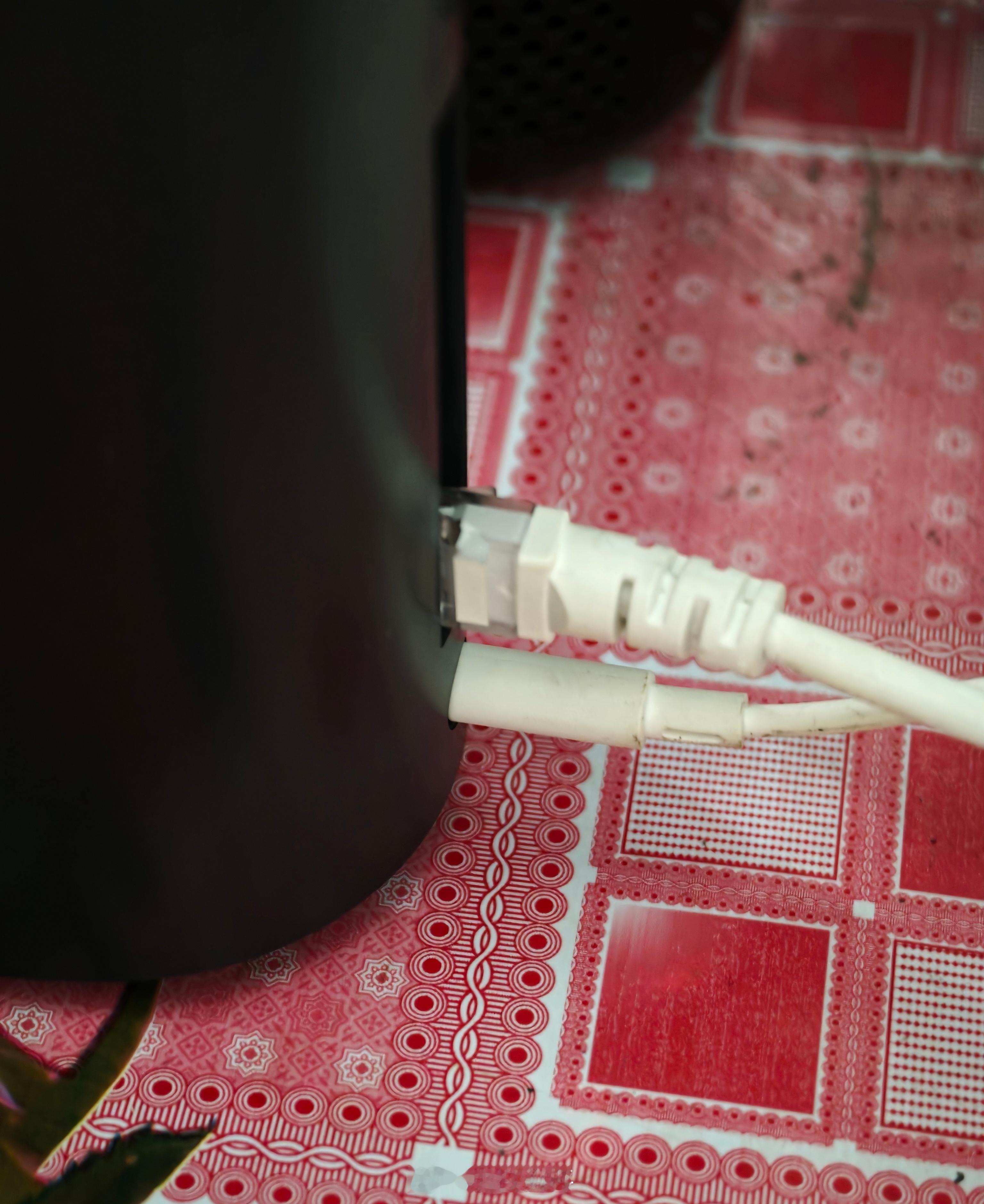 工作室小伙伴过年回老家打算把路由器升级一下，结果发现俩电源适配器都是一样的，只用