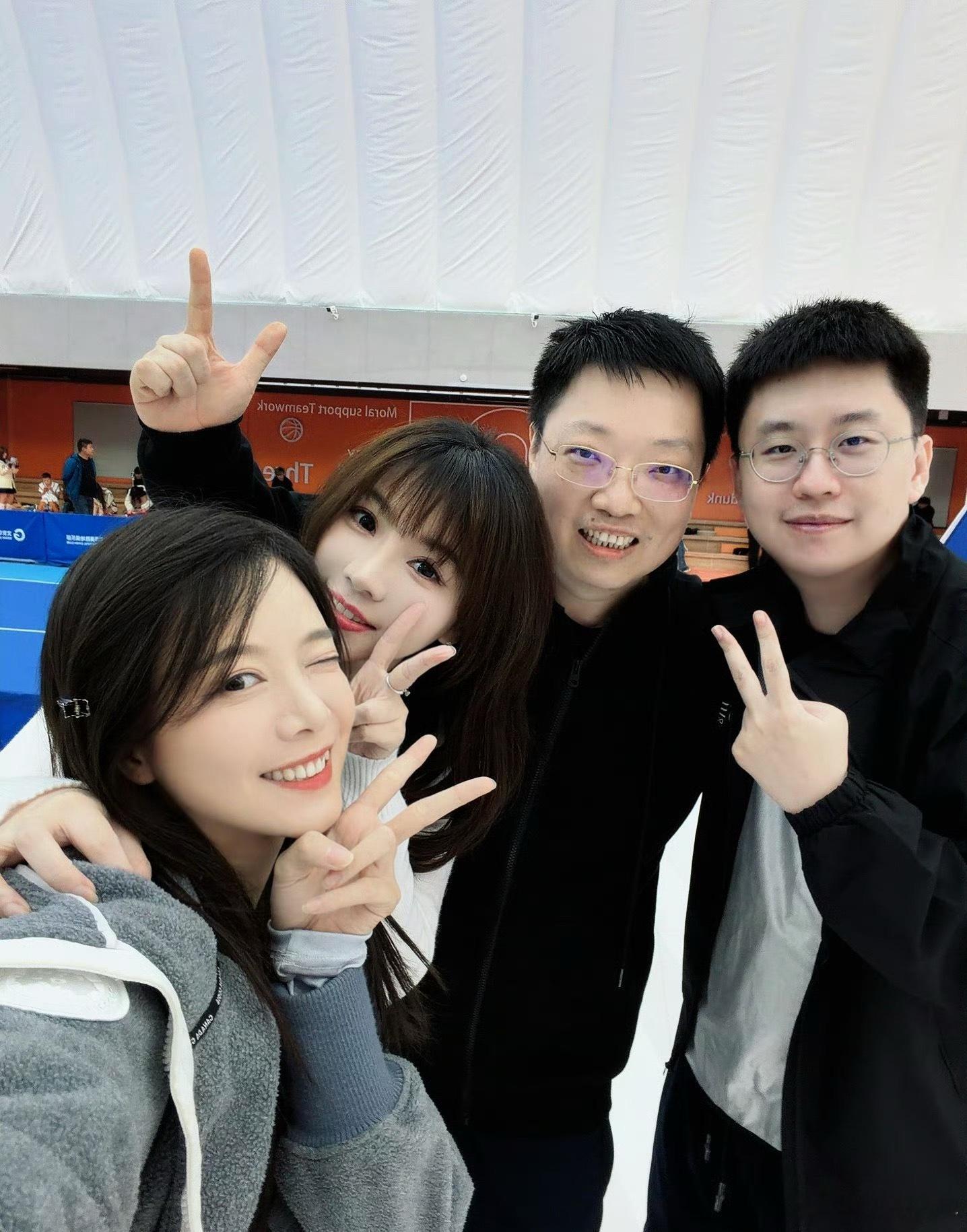 四个项目的主持人解说同框合影！ 