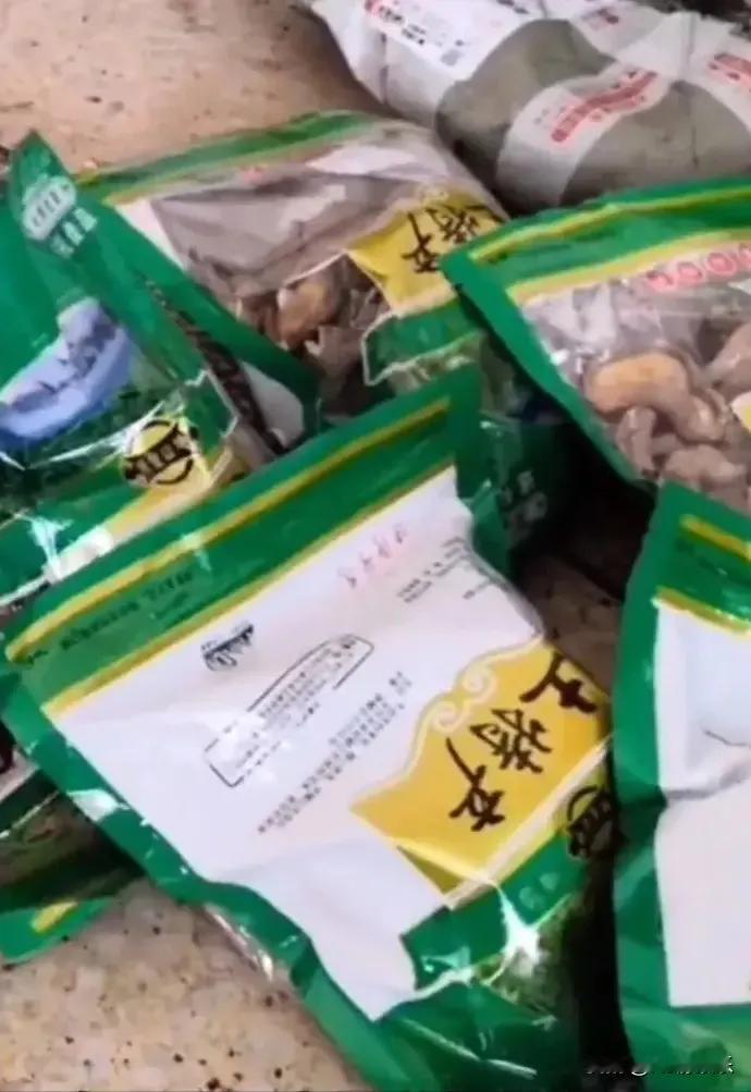 湖北孝感，一名男子在网上花80多元买了4斤干香菇。收到快递后，男子把一袋袋香菇打