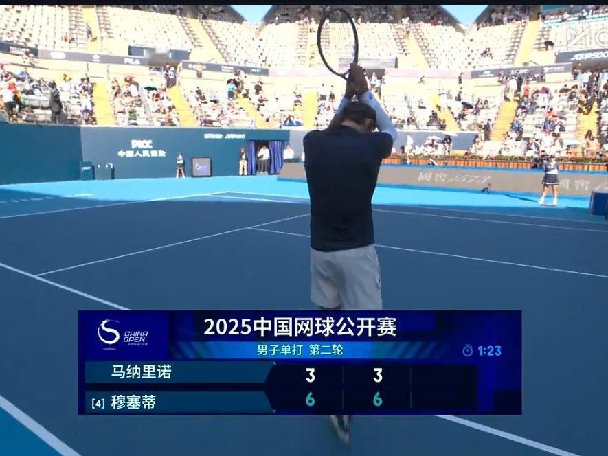 穆塞蒂2个6-3击败马纳里诺后，马上在现场道歉，并在镜头前签下SORRY，采访环