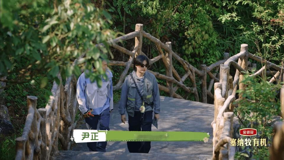 尹正徐志胜做了一档花少户外成长计划别人花少出门观光旅行，尹正徐志胜这档直接旷野带