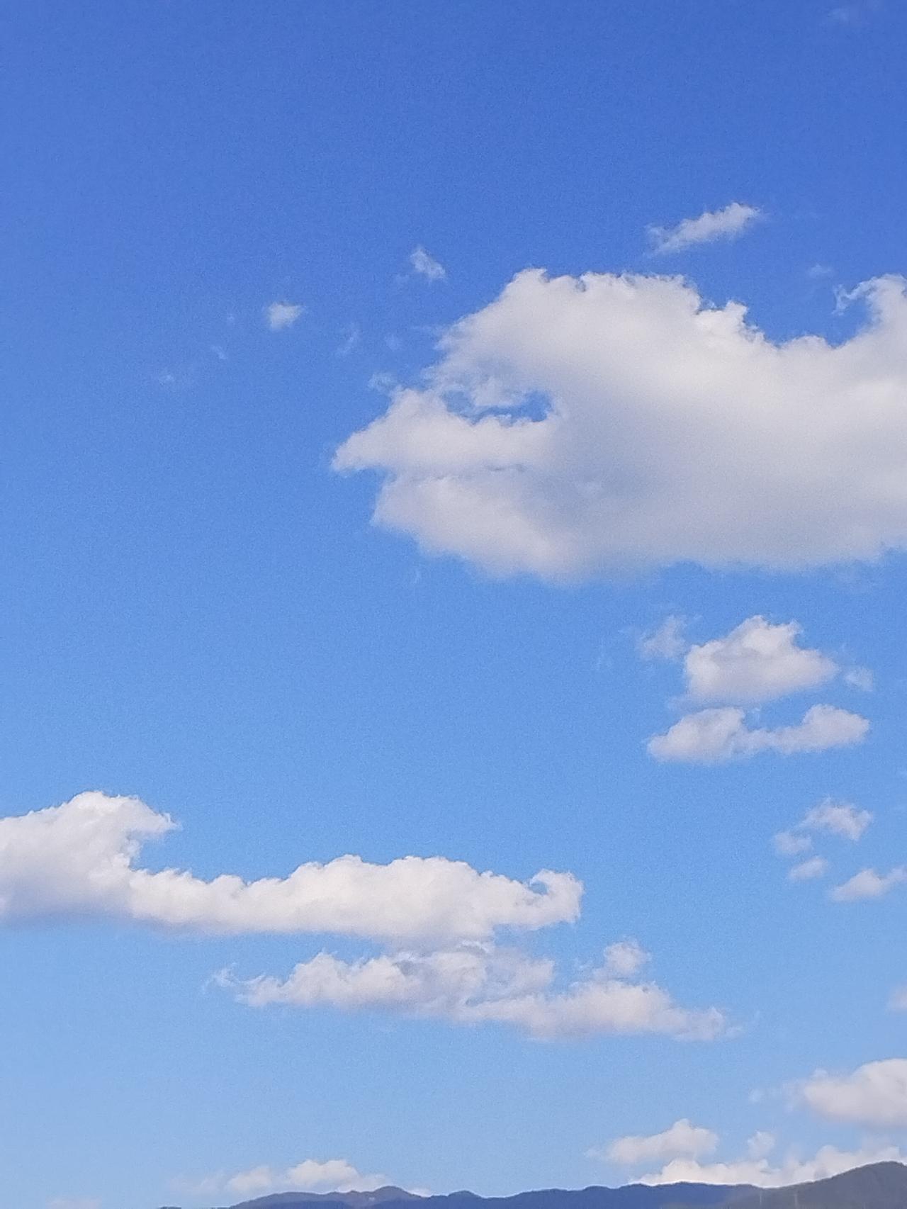 蓝天白云，心旷神怡，大自然的美好尽收眼底。