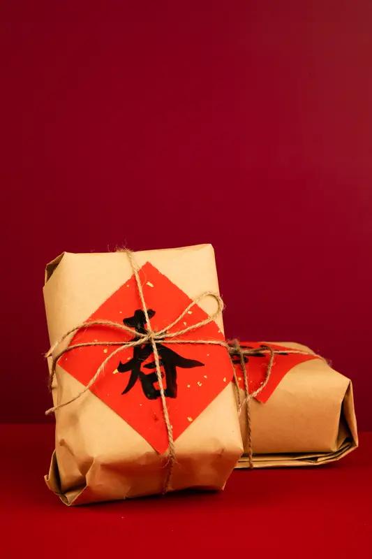 中国三大传统节日为春节、清明和中秋。春节，宛如一场盛大的归乡仪式。进入腊月，在外