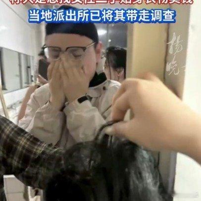 男生戴假发潜入女寝厕所笑出声被抓隐私无小事，守法是底线。整治偷拍黑产，既要学校从