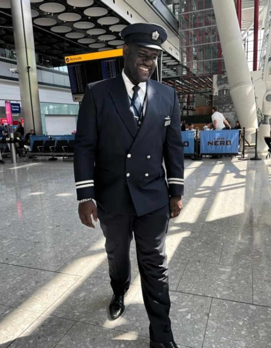 英国飞行员强奸12岁女孩被判8年4个月英国航空公司一名飞行员，因强奸一名12岁女