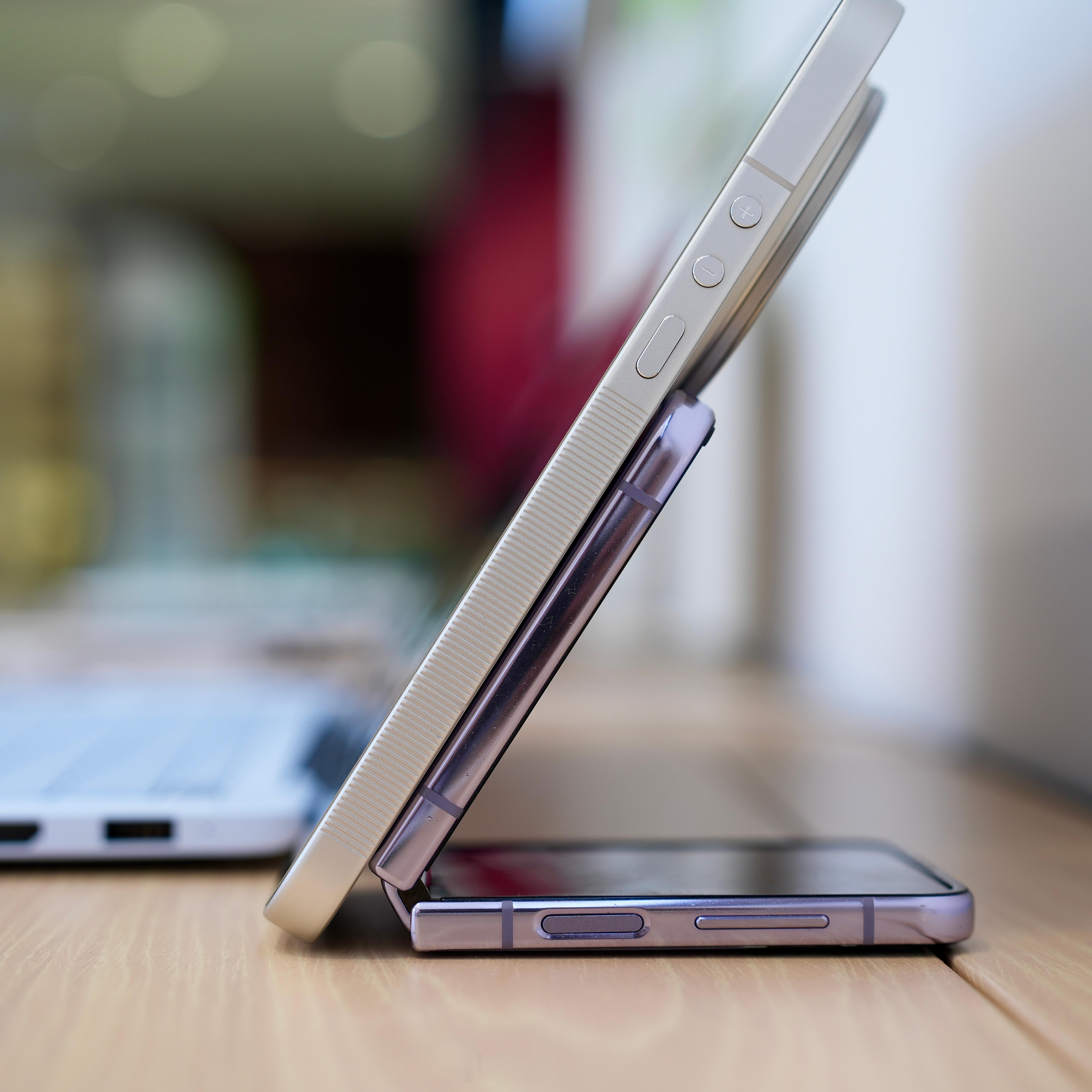 小折叠屏最有用的一集，可以拿来当手机支架