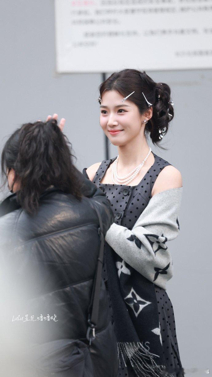 卢昱晓hi6录制上班路透你好星期六 卢昱晓上班路透来袭，黑色波点裙搭卷发，沪上民