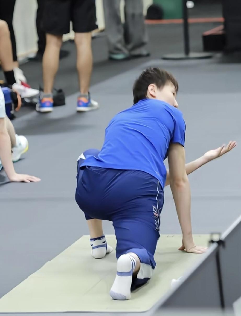 奥运冠军王曼昱教你运动前拉伸！
WTT新加坡大满贯期间，王曼昱在训练馆进行备战前